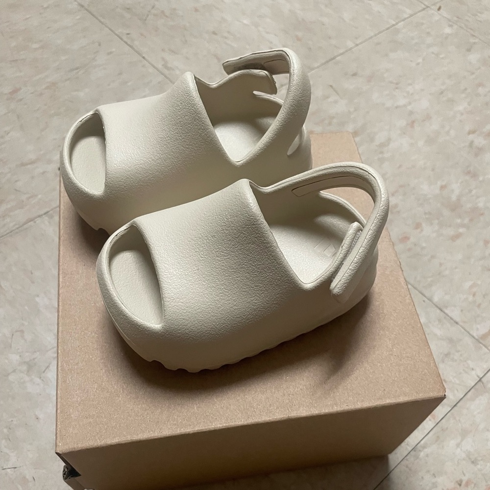 Yeezy Infant Slide size 4 Bone